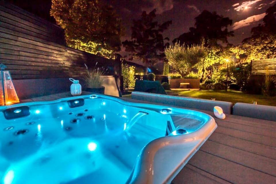 een jacuzzi in een achtertuin 's nachts bij Merangardenvilla adults only in Merano