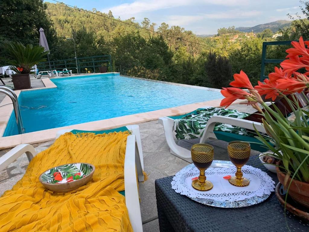 The swimming pool at or close to Quinta Paraíso do Ermal