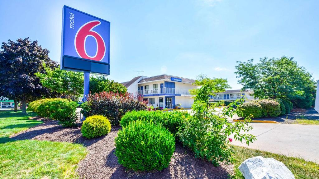 Garden sa labas ng Motel 6-Windsor Locks, CT - Hartford