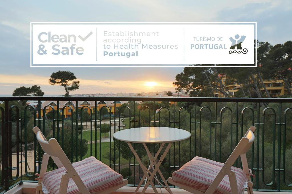 d'un balcon avec une table, deux chaises et une table. dans l'établissement Cascais Estoril Apartment 400 m from Beach, à Estoril