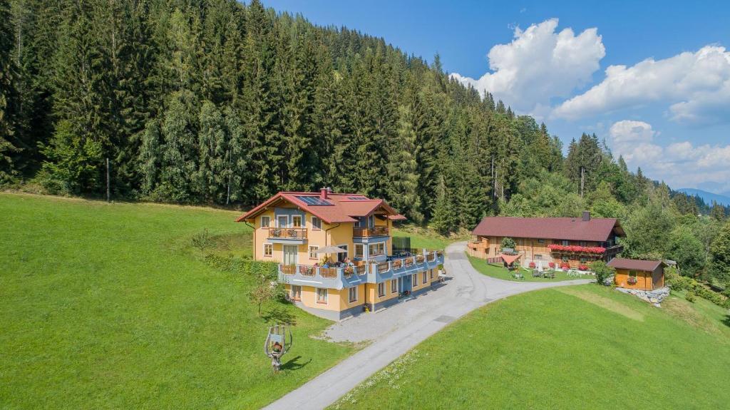 uma vista aérea de uma grande casa nas montanhas em Landhaus Hochkönig em Mühlbach am Hochkönig