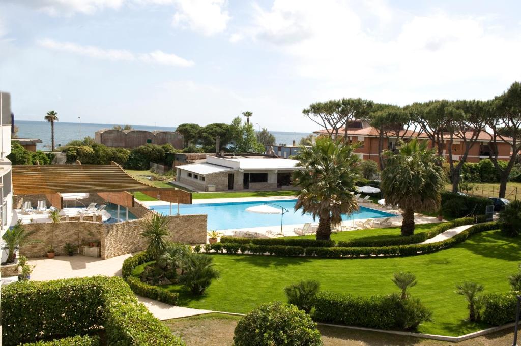 - une vue aérienne sur un complexe avec une piscine dans l'établissement Albergo Mediterraneo, à Terracine