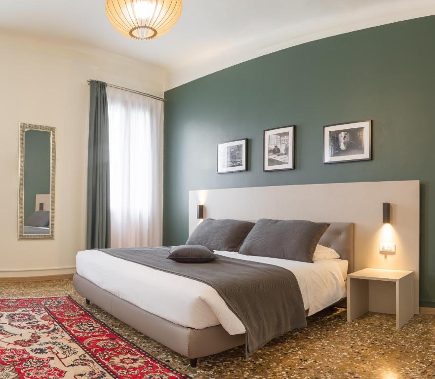 um quarto com uma cama grande e uma janela em Grand Canal Suite by Wonderful Italy em Veneza