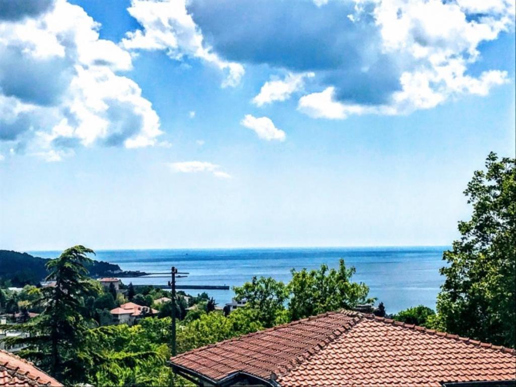 una casa con vistas al océano en Villa Bianca, en Balchik