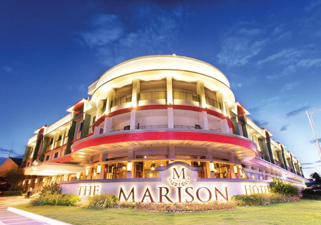 レガスピにあるThe Marison Hotelの目の前に大きな看板