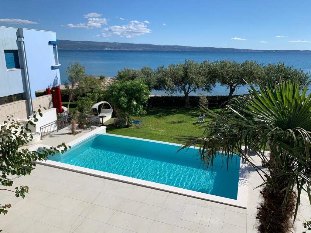 - une piscine dans une villa avec vue sur l'océan dans l'établissement Villa Pitomcia, à Podstrana