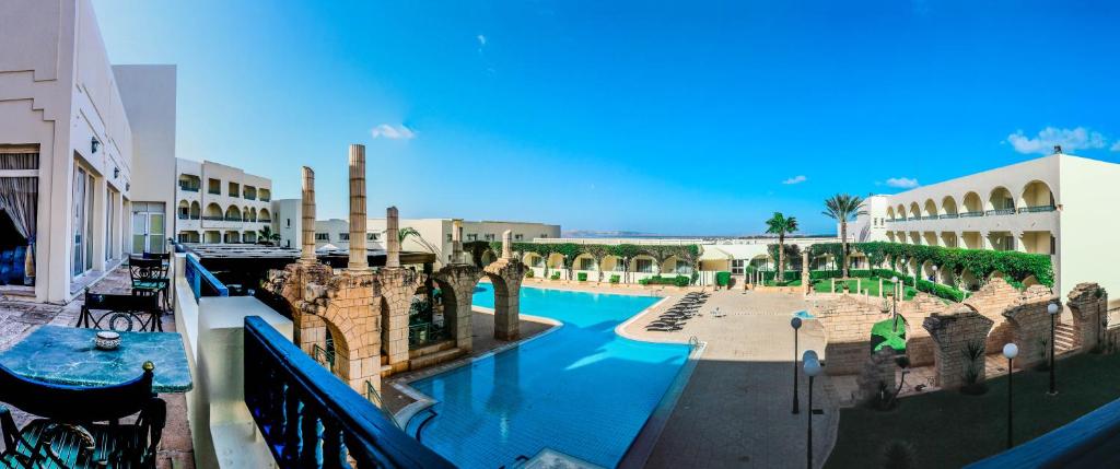 Swimming pool sa o malapit sa Golden Carthage Hotel Tunis