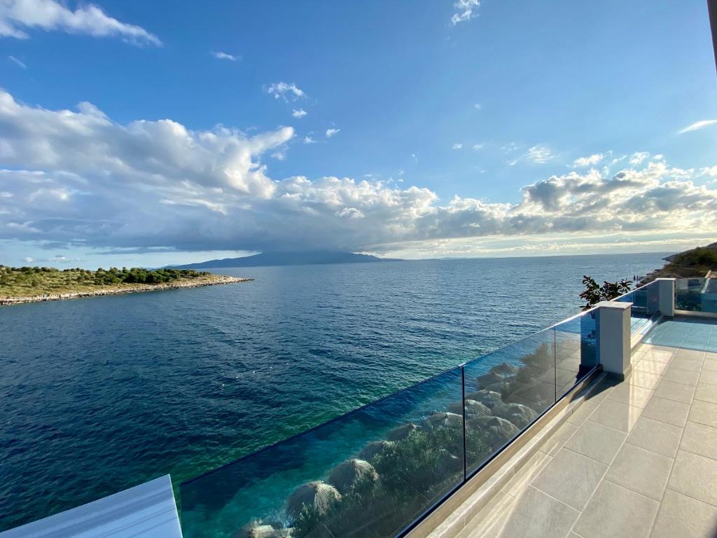 vistas al océano desde el balcón de una casa en Fabeno Villa, en Sarandë