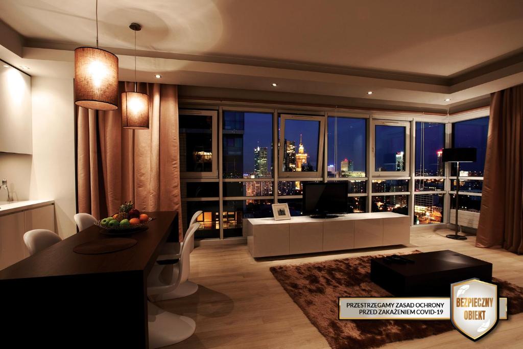 ein Wohnzimmer mit Blick auf die Skyline der Stadt in der Unterkunft Platinum Residence in Warschau