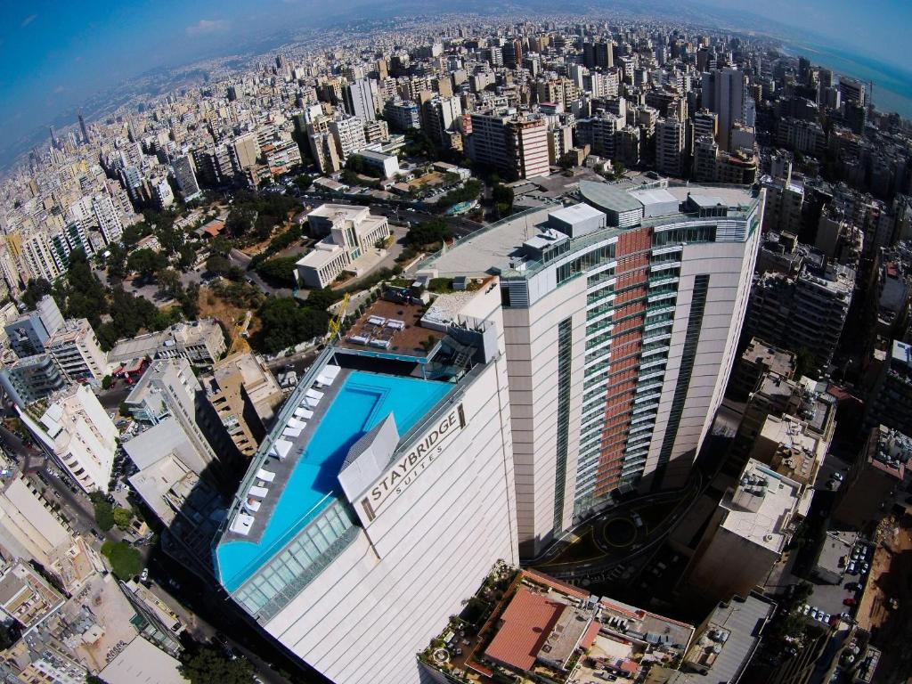 ベイルートにあるStaybridge Suites Beirut, an IHG Hotelの都内の高層ビルの空中