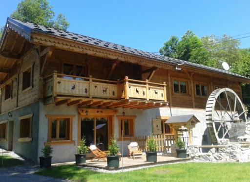 ein großes Haus mit Balkon darüber in der Unterkunft Chalet la scie in Samoëns