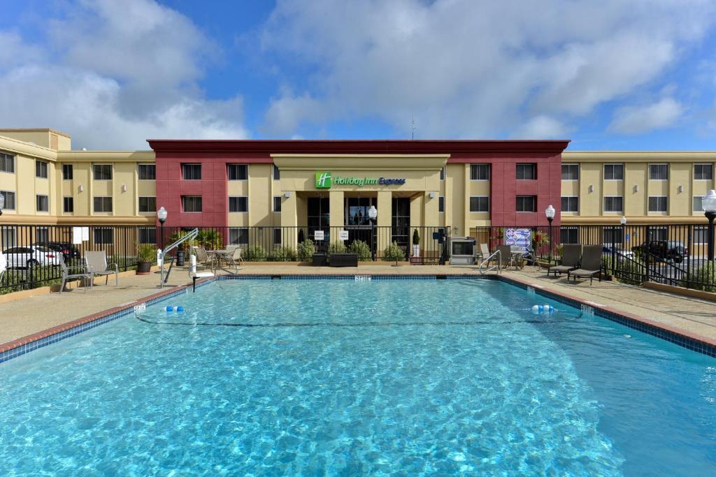 une grande piscine en face d'un hôtel dans l'établissement Holiday Inn Express San Francisco Airport South, an IHG Hotel, à Burlingame