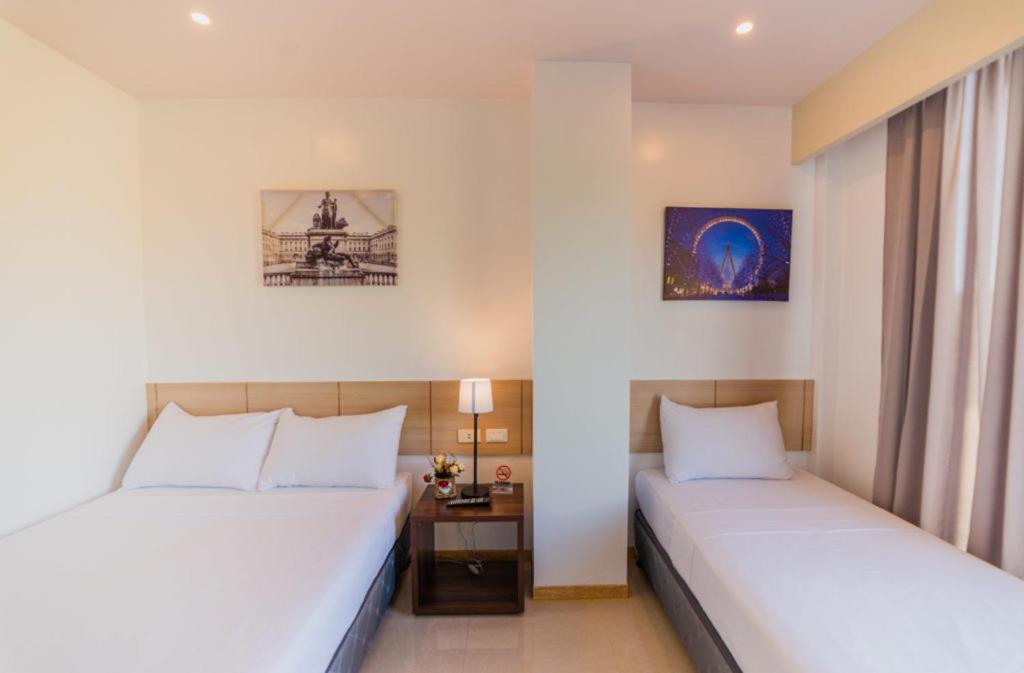 Giường trong phòng chung tại Soi Suites