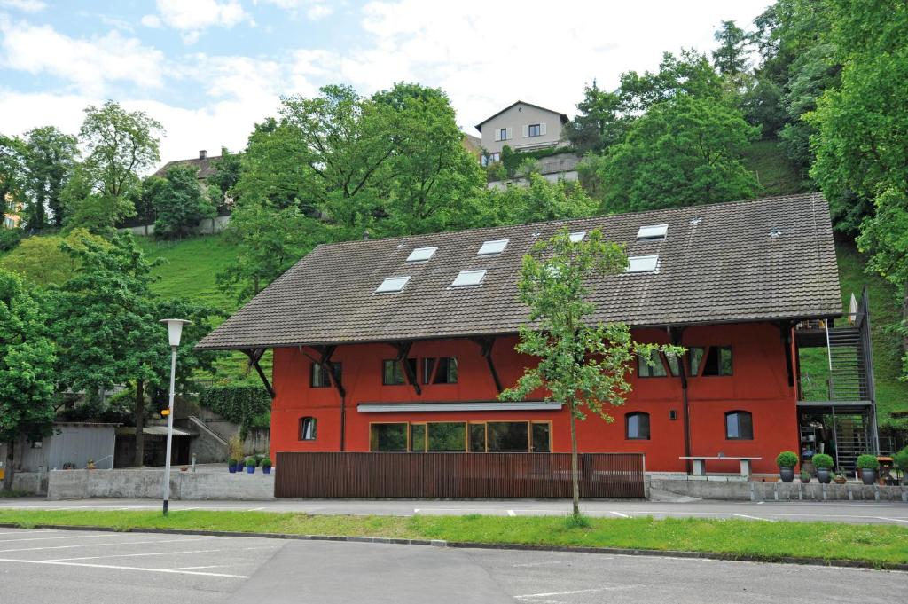 un edificio rojo con techo en una calle en Baden Youth Hostel, en Baden