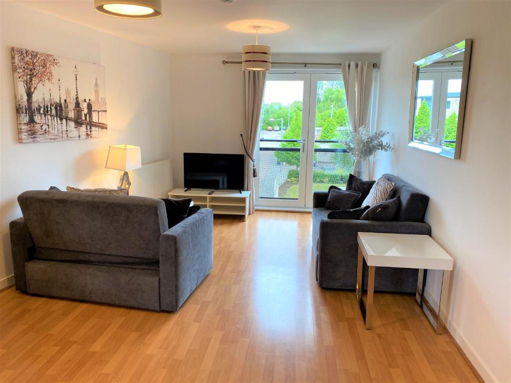 un soggiorno con 2 divani e una TV di Firpark City Apartment - 2 Bedrooms a Glasgow