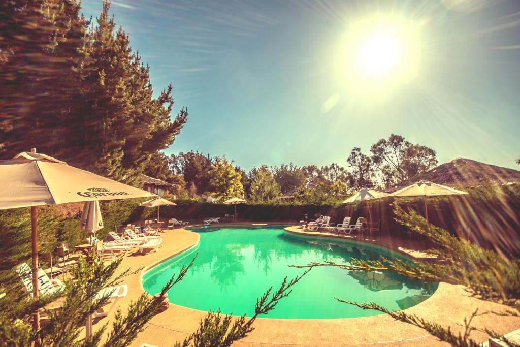 A piscina localizada em Pao Pao Lodge Algarrobo ou nos arredores