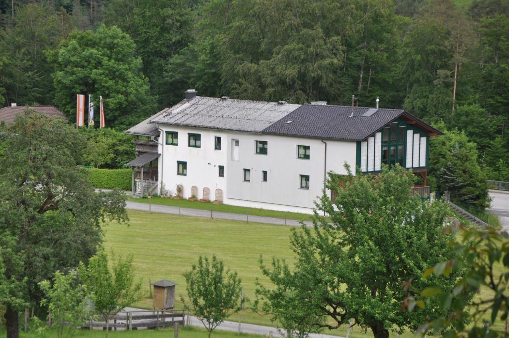 een groot wit huis met een zwart dak bij Ferienhaus Steyrdurchbruch in Leonstein