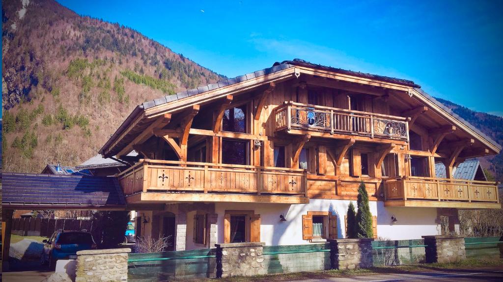 Cette grande maison en bois dispose d'un balcon. dans l'établissement Chalet Clos Moccand, à Samoëns