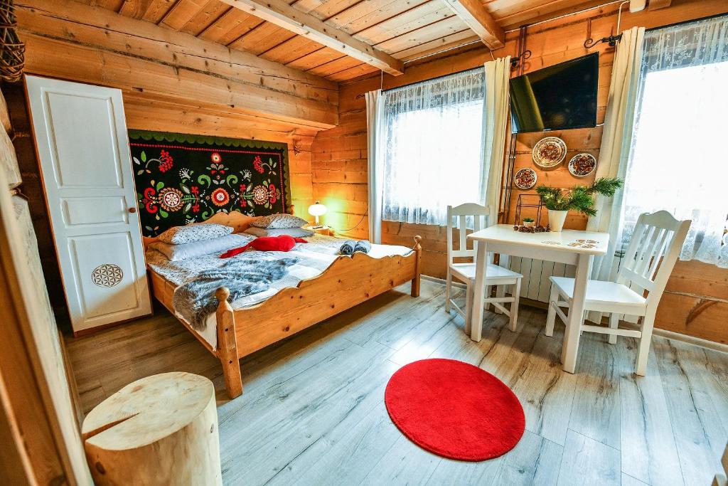 - une chambre avec un lit et une table dans l'établissement Willa Bachledówka, à Zakopane