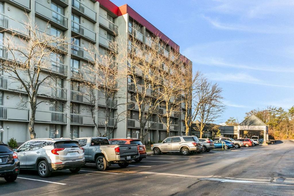 a parking lot with cars parked in front of a building at Clarion Hotel BWI Airport Arundel Mills in Hanover