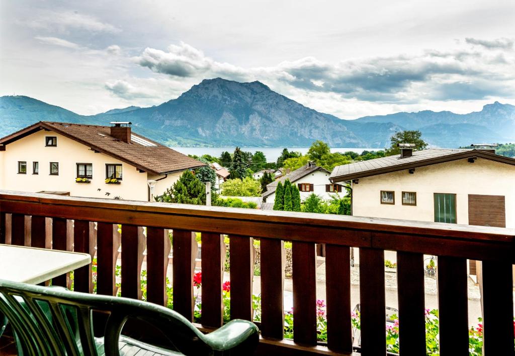 krzesło na balkonie z widokiem na góry w obiekcie Panorama Hotel Traunstein w mieście Altmünster