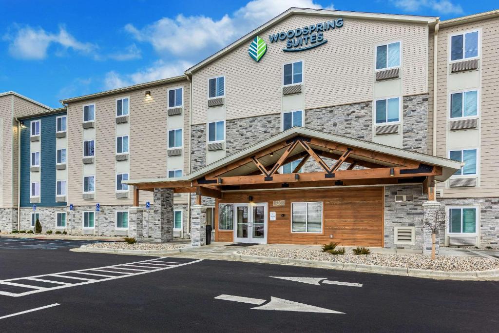 un'immagine di una suite magnolia inn di WoodSpring Suites Indianapolis Castleton a Indianapolis