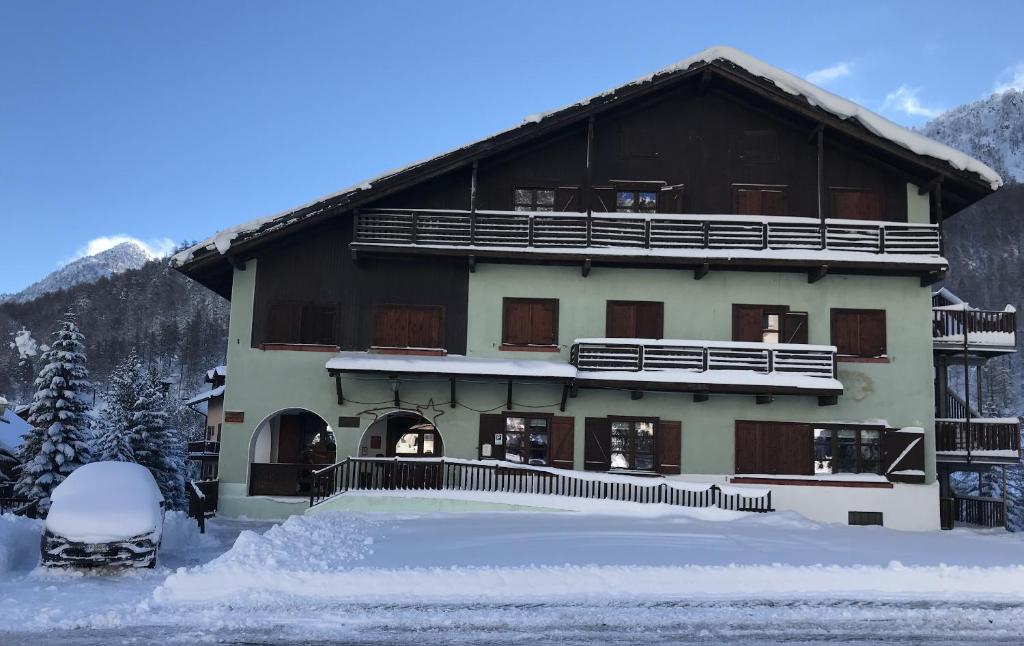 Chalet della Luna QUESTO NON E' UN ALBERGO E' QUELLO CHE CERCAVI durante el invierno