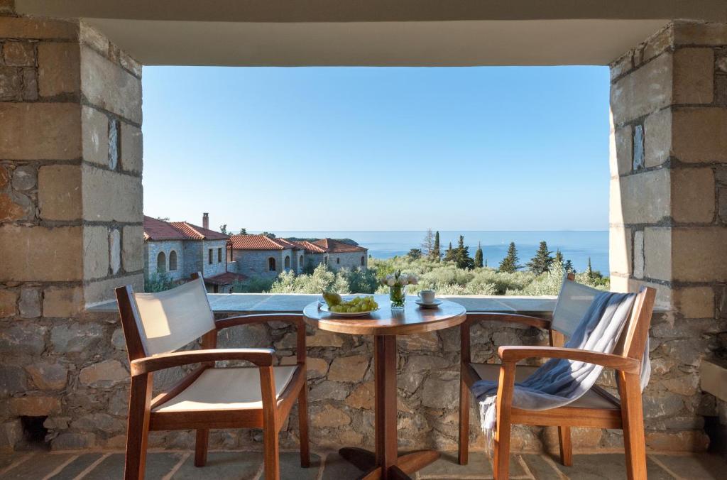 d'une table et de chaises sur un balcon avec vue. dans l'établissement Kalamitsi Hotel, à Kardamyli