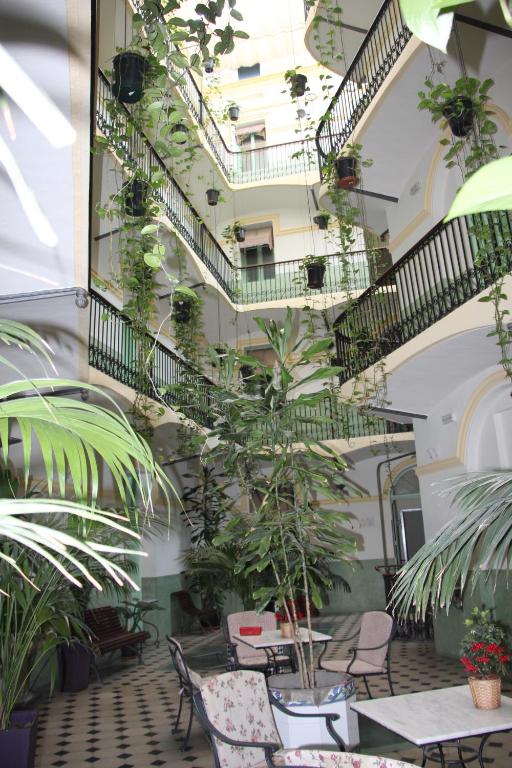 una habitación con un montón de plantas y escaleras en Hotel Peninsular, en Barcelona