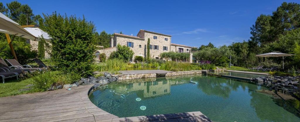 ein Pool vor einem Haus in der Unterkunft Le Mas de Baume in Rosières