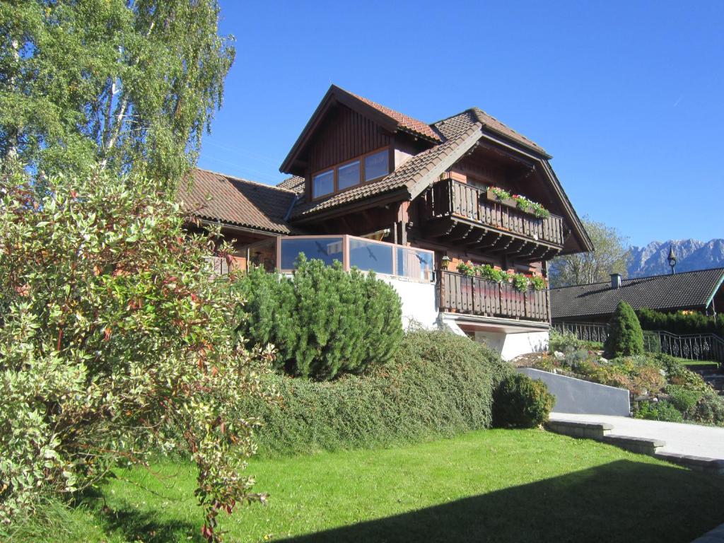 ein Haus mit einem Balkon mit Blumen darauf in der Unterkunft k&k Residenz in Bad Mitterndorf