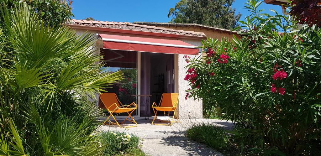 En have udenfor Chambre d'hôte Kalango proche de la plage-Piscine