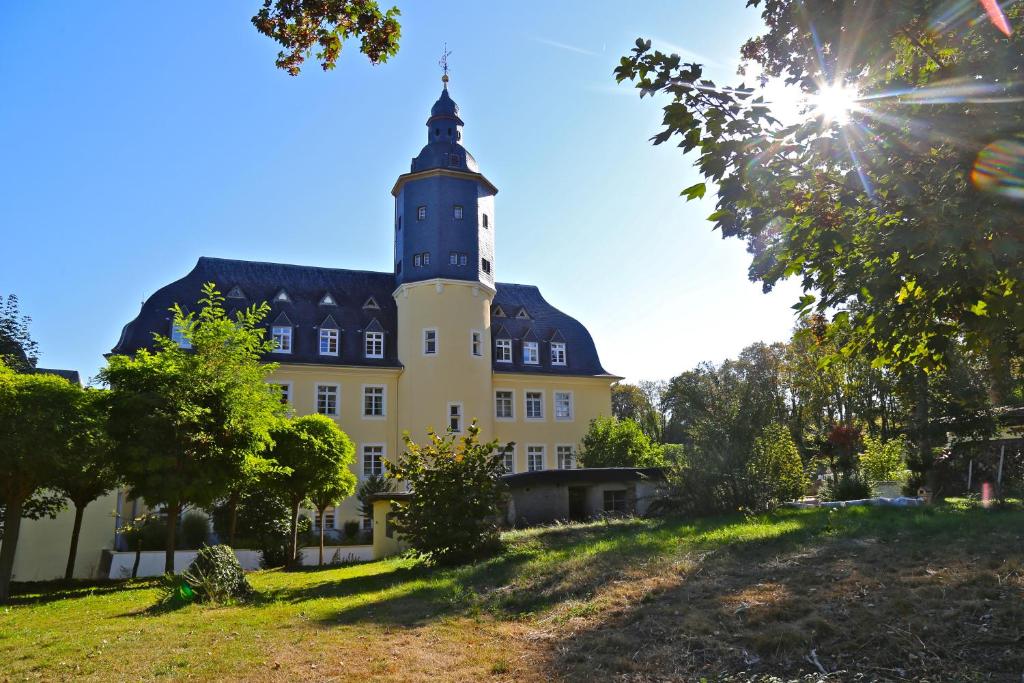 Schlosshotel Domäne Walberberg tesisinin dışında bir bahçe