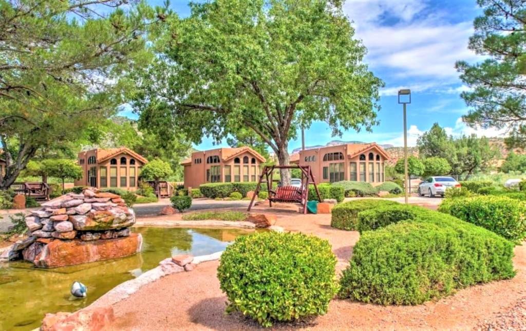 Κήπος έξω από το Sedona Pines Resort