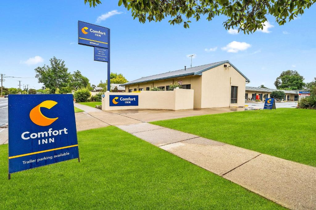 ein Schild für ein Comfort Inn vor einem Gebäude in der Unterkunft Comfort Inn Benalla in Benalla