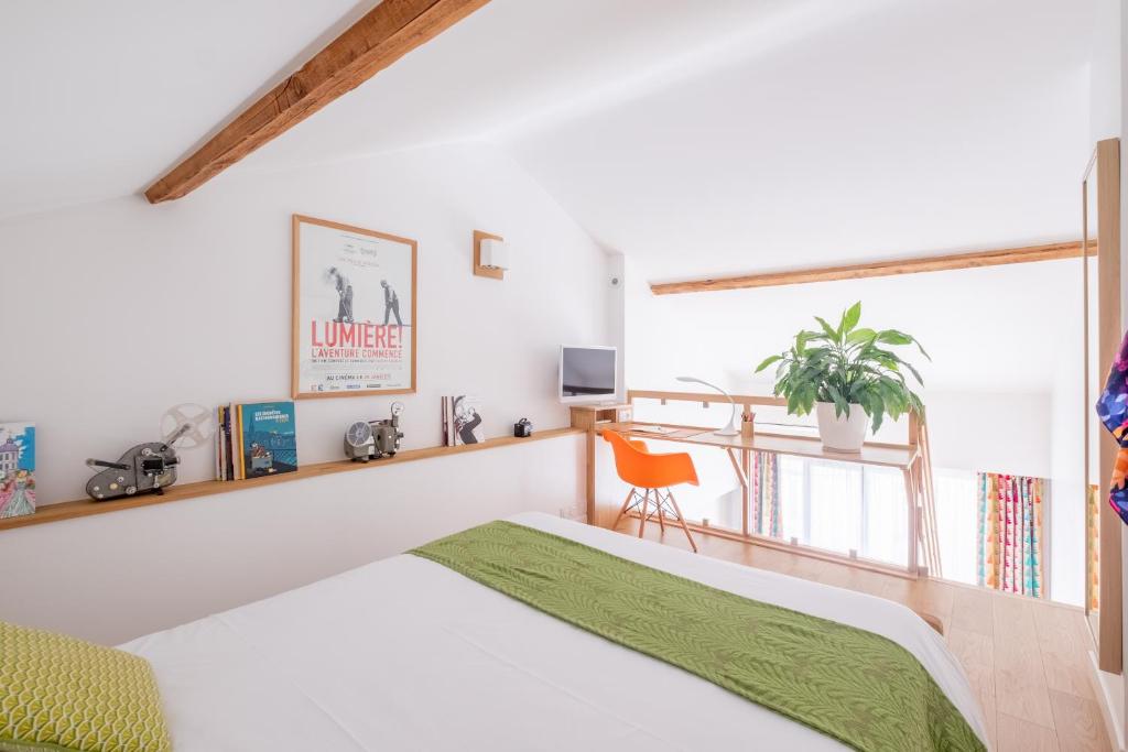 una camera con letto e balcone di Lyon Urban Cocoon Gîte urbain eco-responsable a Lione