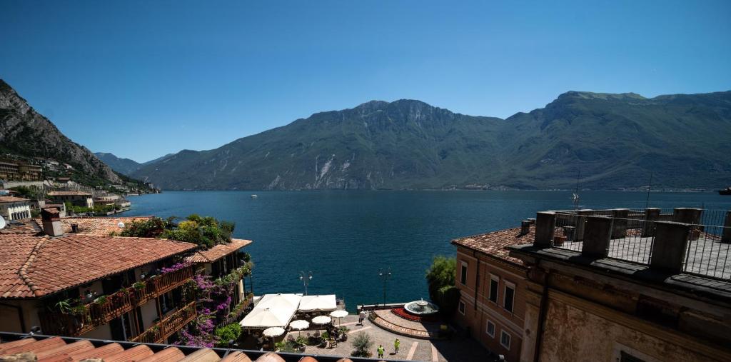 vista su una grande pozza d'acqua con montagne di Garni Gianmartin a Limone sul Garda