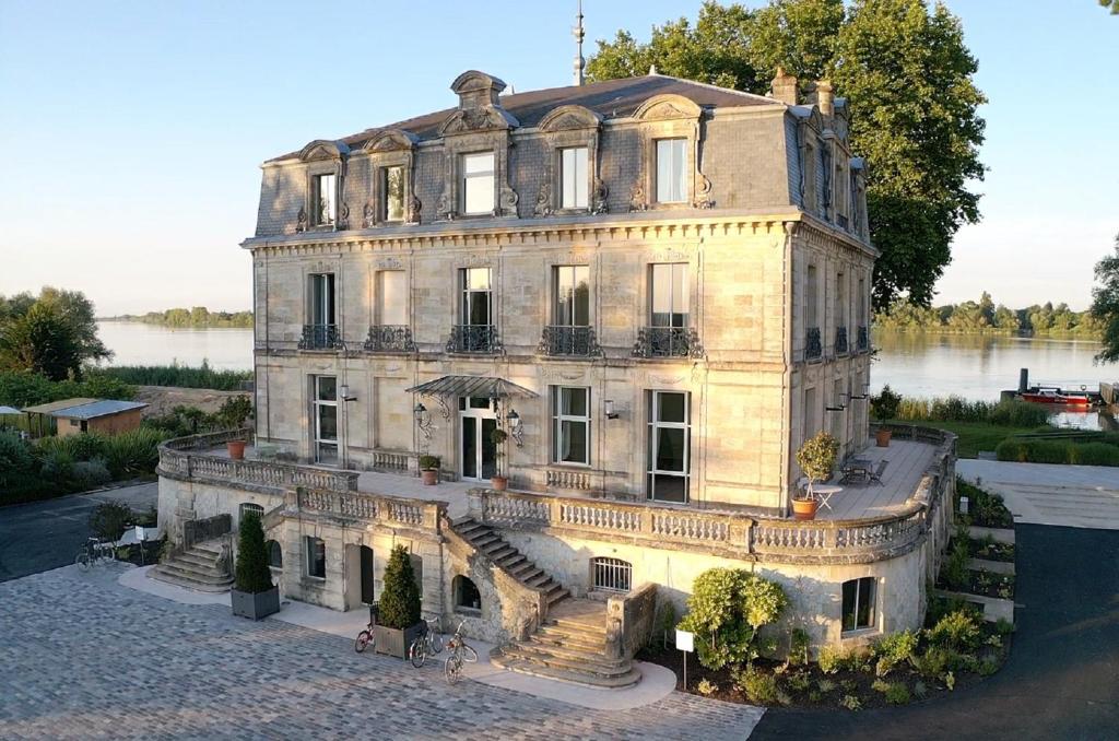 Um jardim em Château Grattequina Hôtel