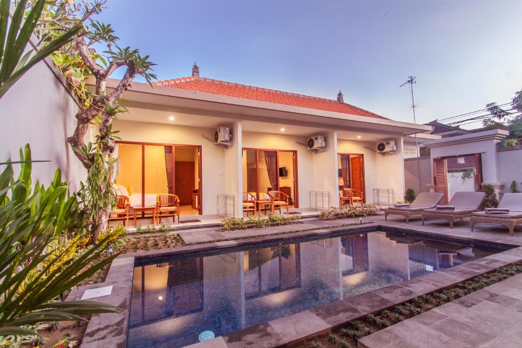 una imagen de una villa con piscina en Cening Ayu Sanur, en Sanur