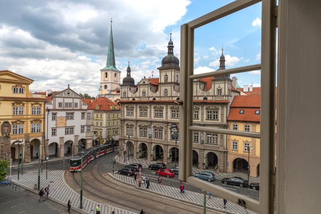 widok na miasto z okna w obiekcie Miss Sophie's Charles Bridge w Pradze