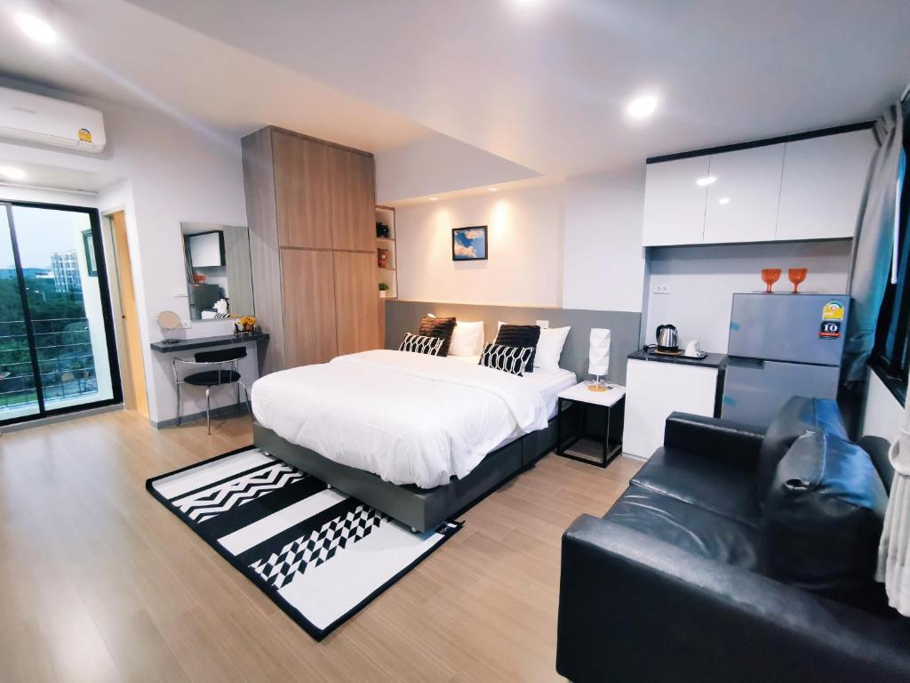 - une chambre avec un lit et un canapé dans l'établissement Star Sukhumvit, à Bangkok