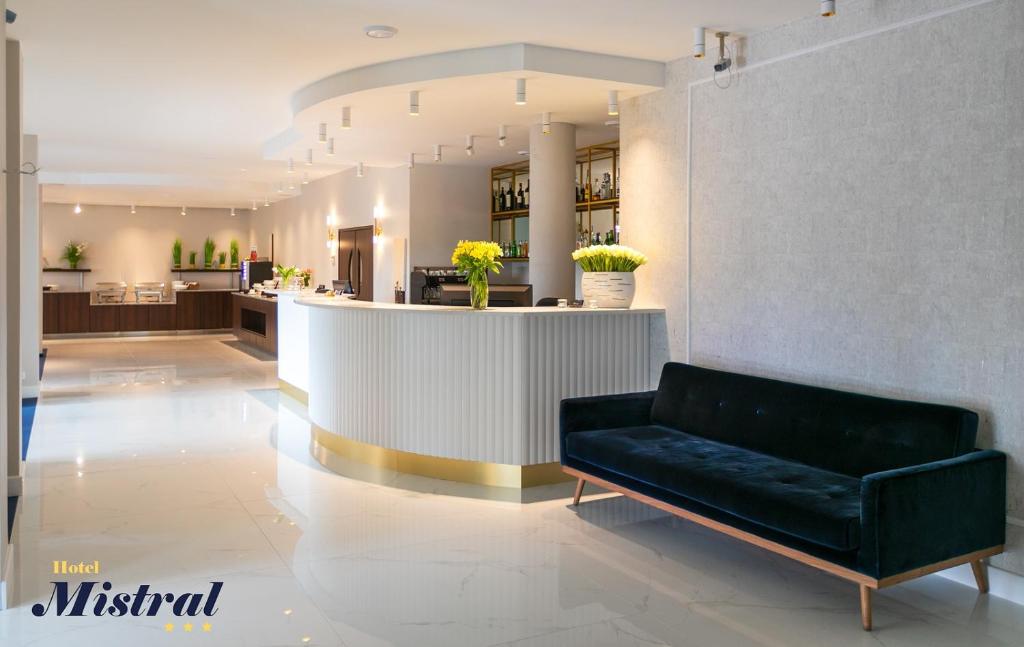 Hotel Mistral في ماركي: غرفة معيشة مع أريكة ومكتب