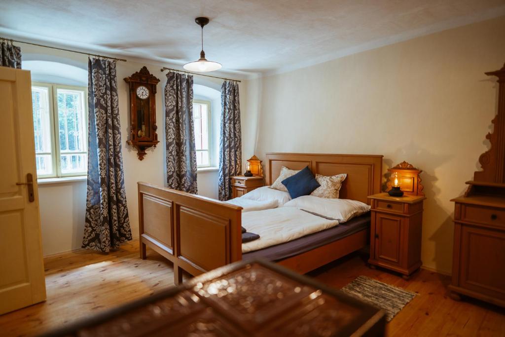 Ліжко або ліжка в номері Apartmány Rodný dom Deža Hoffmanna