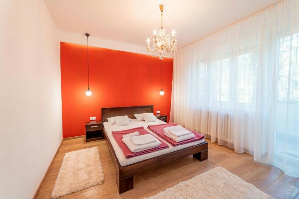 Rúm í herbergi á Apartman Danube lux