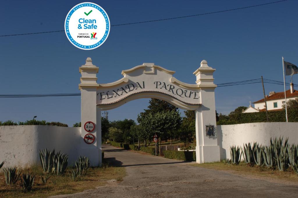 una puerta en la entrada de una plantación tropical en Elxadai Parque, en Elvas