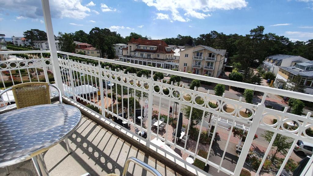 einen Balkon mit einem Tisch und Stadtblick in der Unterkunft R&R Villen Baabe in Baabe