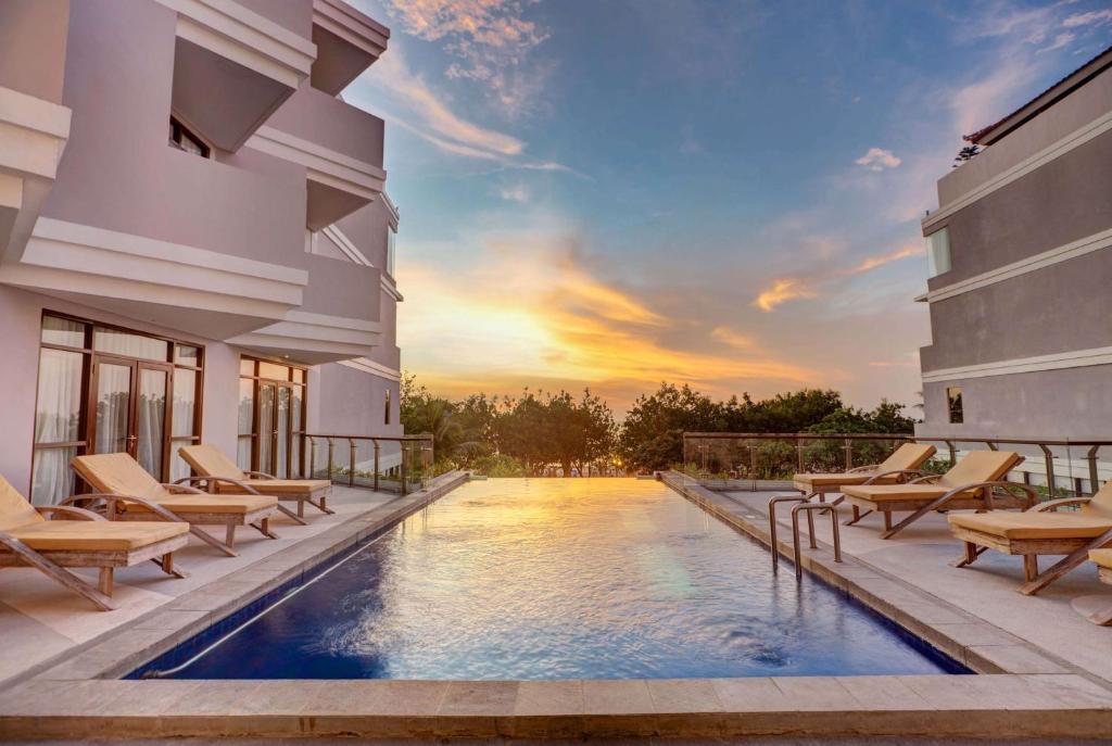 Wyndham Garden Kuta Beach Bali में या उसके करीब स्विमिंग पूल