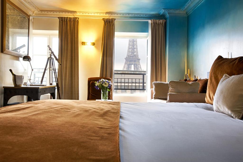 Schlafzimmer mit einem Bett und Blick auf den Eiffelturm in der Unterkunft Eiffel Trocadéro in Paris