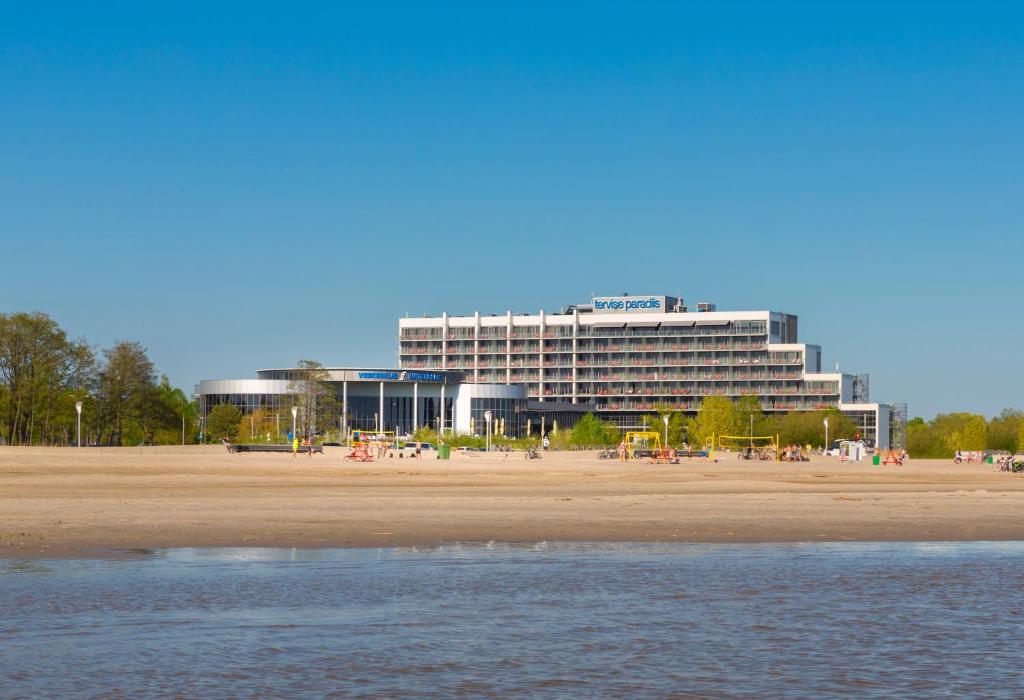 un edificio sulla spiaggia vicino a una spiaggia di Spa Tervise Paradiis a Pärnu