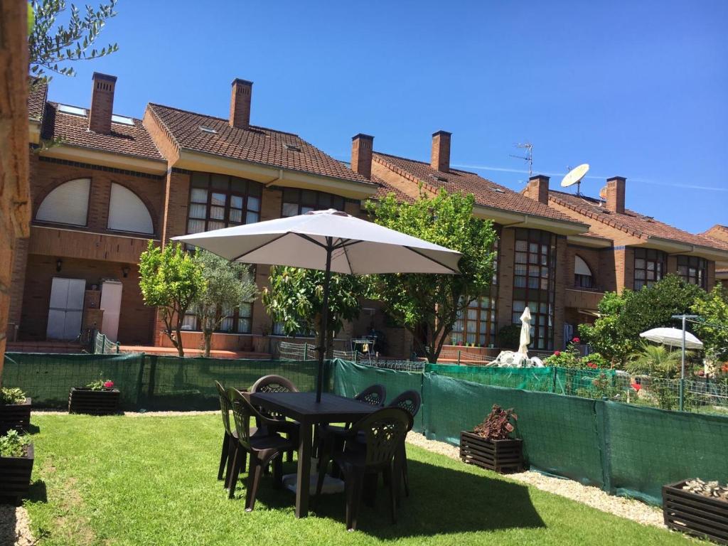 Un jardín fuera de CHALET en Laredo cerca de la playa.